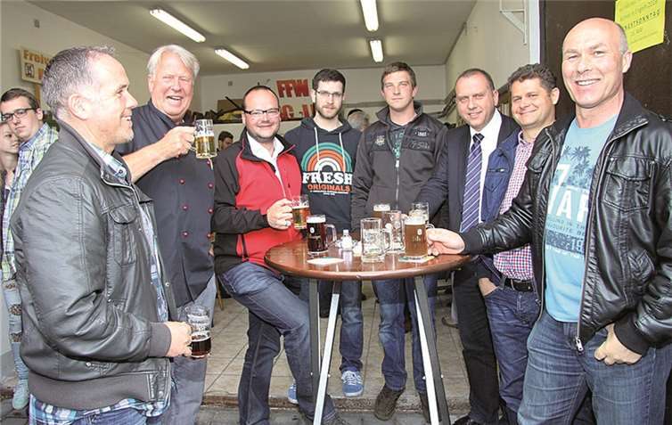 Auch Bürgermeister Johannes Bell (3. v.re.) fühlte sich im Kreise der Kirmesbesucher wohl. WK