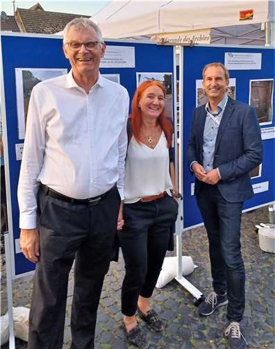 Auch Bürgermeister Ludger Banken besuchte mit seiner Partnerin Katrin Lewit und dem WDR-Moderator Ralf Henscheidt den Ausstellungsstand.