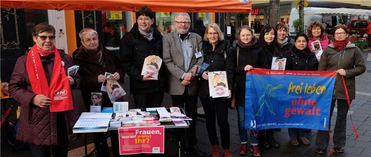 Auch Bürgermeister Michael Mang informierte sich am Stand des Netzwerks in der Neuwieder Innenstadt. Foto: Stadt Neuwied