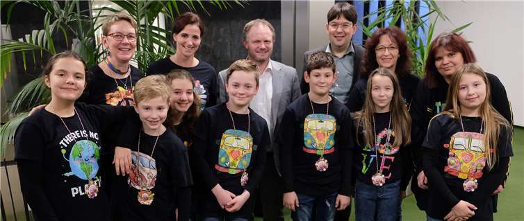 Auch Bürgermeister Michael Mang stieß zu den Jecken, die neue T-Shirts mit Hippie-Motiven trugen.Foto: privat