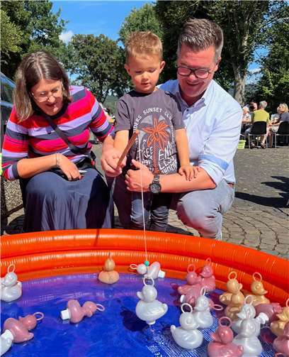 Auch Bürgermeister Peter Jung war mit Frau und einem seiner Söhne beim Spielfest in Torney dabei. Fotos: Stadt Neuwied