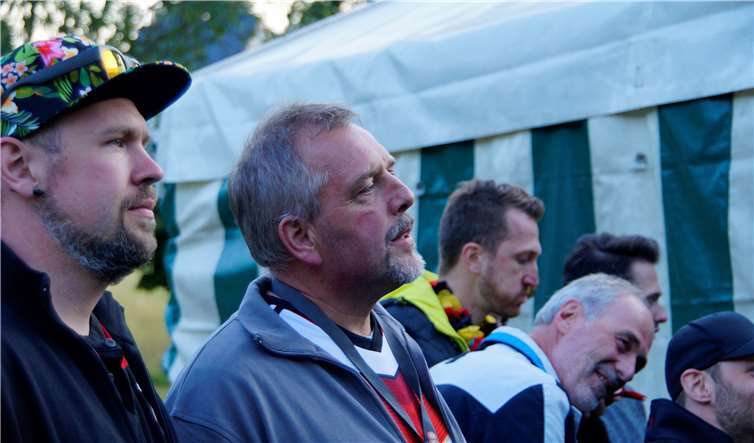 Auch Bürgermeister Thorsten Hahn (Mitte) drückte derNationalmannschaft die Daumen und verfolgte das Spiel. Foto: MIH