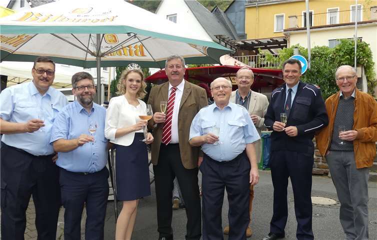 Auch Bürgermeister Walter Schmitz und Wolfgang Lambertz waren mit Weinkönigin Lisa da. Foto: TE