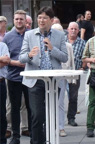 Auch Bürgermeister und SPD – Vorsitzender Michael Mang erinnerte aus sehr persönlicher Sicht an die NS-Zeit. Seine Urgroßeltern sollten damals deportiert werden.