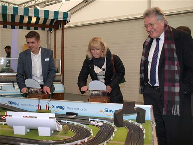 Auch Bürgermeisterin Marie-Theres Hammes-Rosenstein brachte Energie auf, um die Rennwagen flitzen zu lassen. Beobachtet wurde sie dabei von Stadtratsmitglied Peter Balmes.