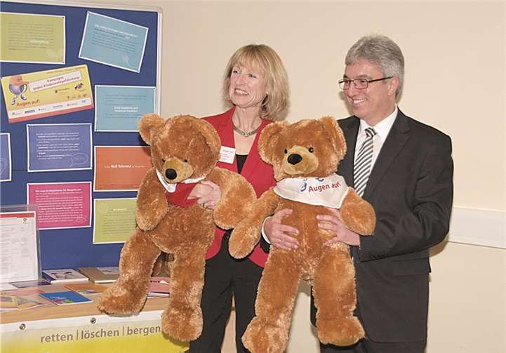 Auch Bürgermeisterin Marie-Theres Hammes-Rosenstein und Innenminister Roger Lewentz bekamen einen „Augen auf“-Teddybären geschenkt.