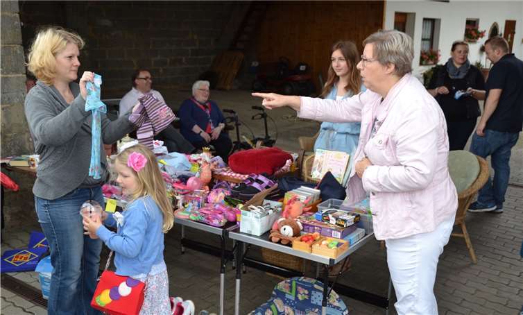 Auch Bürgermeisterin Petra Kalkbrenner (re.) hatte mit Mann und Tochter einen Stand aufgebaut. Weigert