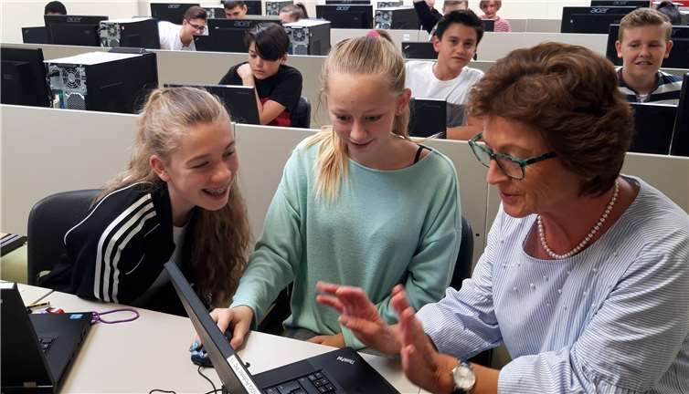 Auch Bürgermeisterin Renate Offergeld findet Spaß an der Programmierung mit Scratch.