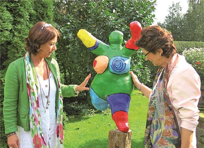 Auch Bürgermeisterin Renate Offergeld (r.) gefielen die Nanas der „Freundinnen“. Gemeinde Wachtberg