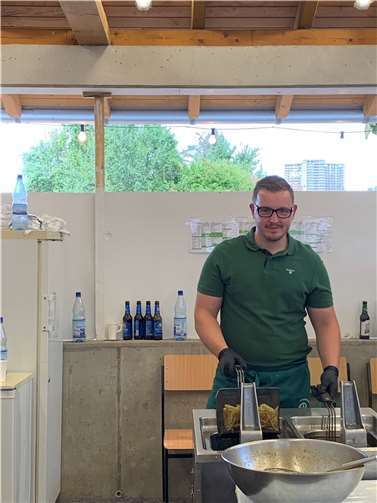 Auch Bürgermeisterkandidat Dominik Pretz (SPD) packte kräftig mit an.  Foto: privat