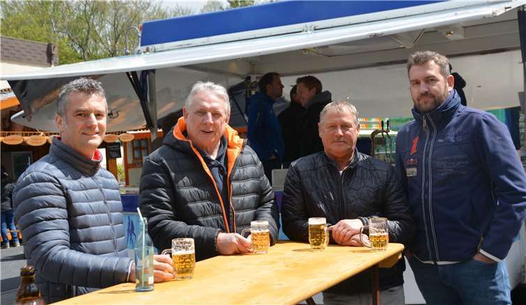 Auch Bürgermeisterkandidat Dominik Schmitz (re.) war dabei.