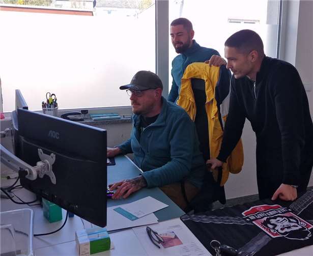 Auch Büroarbeit gehört dazu: Die Geschäftsführer Lukas Steinhorst (m.) und Tarek Mansour (r.) schauen mit Pflegedienstleiter Holger Hoffmann die Einsatzpläne durch.