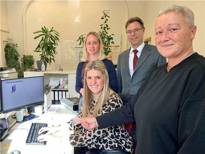 Auch Büroleiterin Diana Wonka und der leitende staatliche Beamte der Kreisverwaltung Neuwied Martin Jung und die Mitarbeiterinnen freuen sich über den Direktversand in Sachen Umtausch oder Verlängerung des Führerscheins.  Foto: Thomas Herschbach