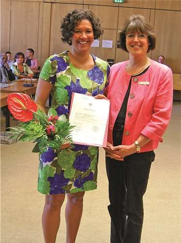 Auch Carla Freifrau von Boeselager (l.), hier mit Kreisdirektorin Annerose Heinze, erhielt die deutsche Staatsbürgerschaft. Rhein-Sieg-Kreis