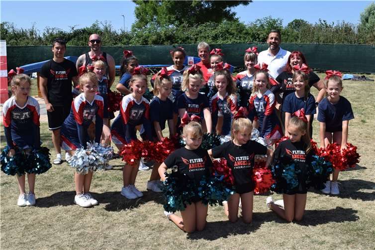 Auch Cheerleading gehörte zum Angebot des Tags der Bewegung im Andernacher Freibad.  Foto: Andreas Versch
