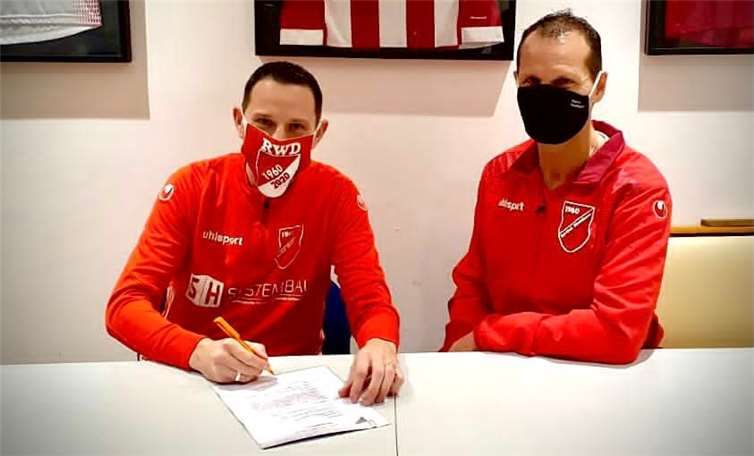 Auch Co-Trainer Michael Bolde hat sein neues Arbeitspapier unterzeichnet.