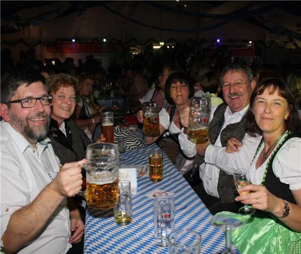 Auch Cochems Bürgermeister Walter Schmitz undWolfgang Lambertz waren beim Feiern mit von der Partie. Fotos: -TE-