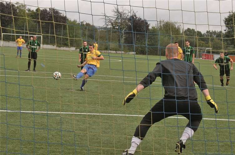 Auch Daniel Lindenau, hier trifft er im Derby gegen die SpVgg Bendorf, wird alles daran setzen damit sein SVW in der Restsaison dem Tabellenführer TuS Immendorf auf den Fersen bleibt. -TH-