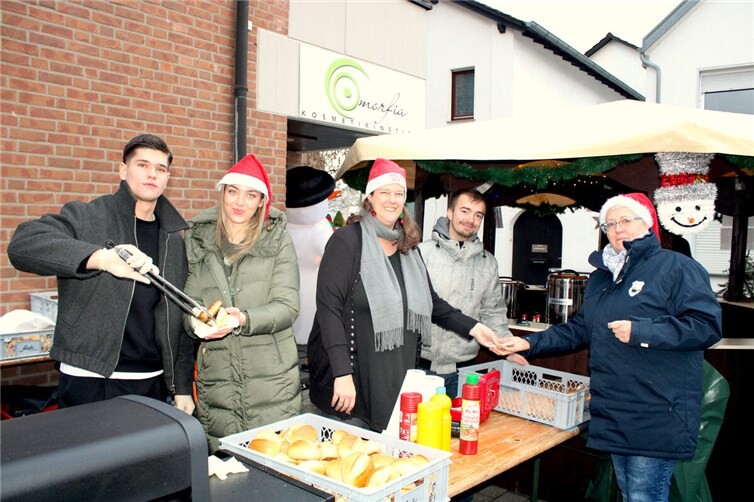 Auch Deftiges vom Grill durfte nicht fehlen.  Fotos: DU
