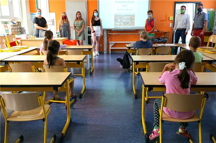 Auch Deutsch und Mathe kann Kindern in der Sommerschule Spaß machen! Im Vordergrund links das Betreuerteam, rechts Schulleiterin Viola Geis, Erster Beigeordneter Tobias Haubrich und Fachbereichsleiter Marko Zeuner. Foto: privat