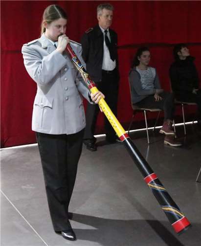 Auch Didgeridoos wurden als Instrumente eingesetzt.