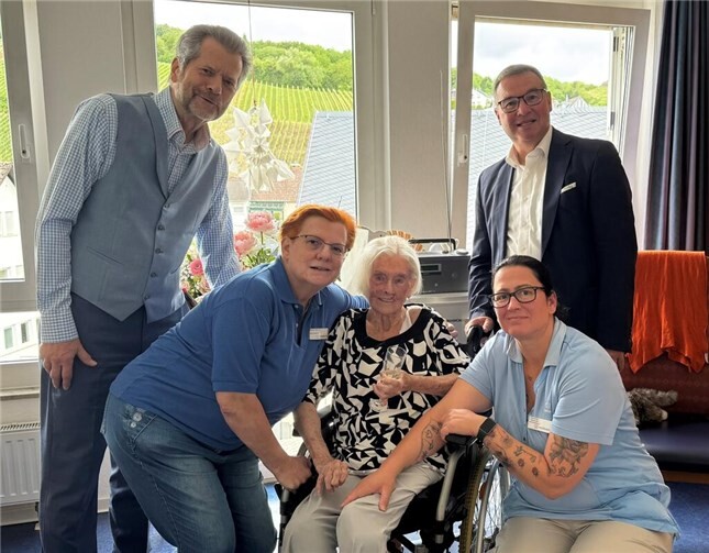 Auch Ehrengäste kamen zum Gratulieren vorbei.  Foto:Stadtverwaltung / Wolfgang Horrmann