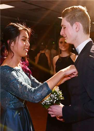 Auch Einstecktuch und Blumen durften traditionell nicht fehlen.