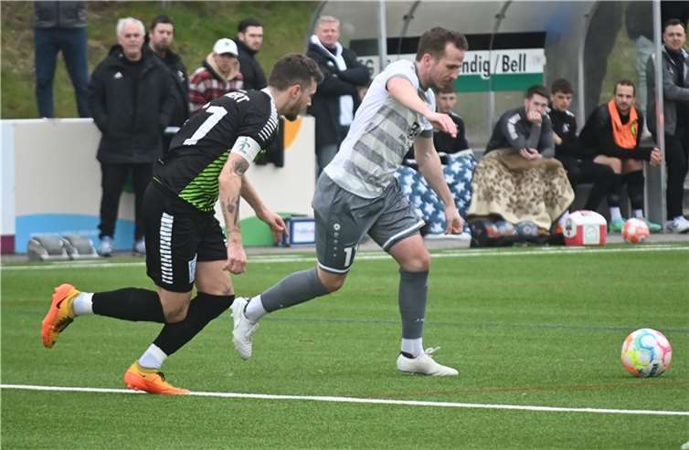 Auch Eintracht-Kapitän Milan Rawert (links) und der Andernacher Leistungsträger Daniel Kossmann lieferten sich packende Zweikämpfe.