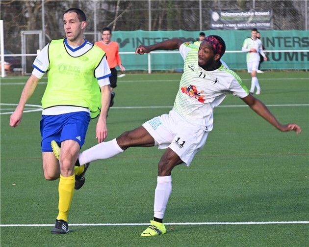 Auch Eintracht-Torjäger Brice Braquin tat sich gegen die Defensive des TSV Emmelshausen (links Andreas Retzmann) schwer.  Foto: SK