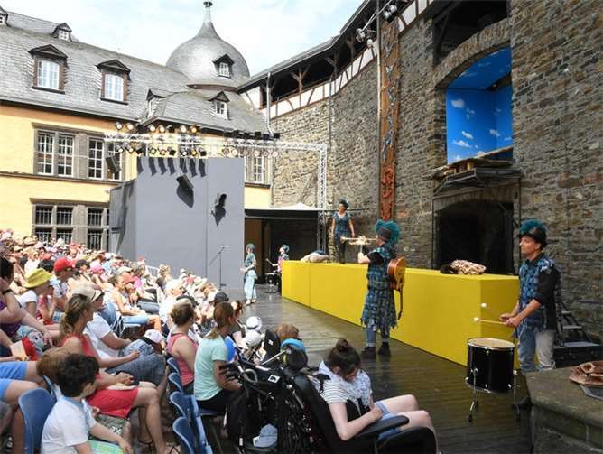 Auch Eintrittskarten für die Burgfestspiele Mayen können bei röhrig ersteigert werden.privat