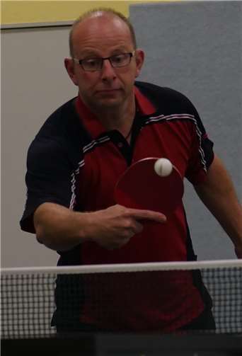 Auch Ersatzspieler Ralf Doll hatte mit dem ungewohnten Plastikball zu kämpfen.privat