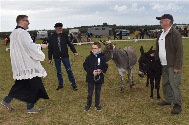 Auch Esel Fienchen und Pedro von H. P. Metternich (r) erhielten den Segen.