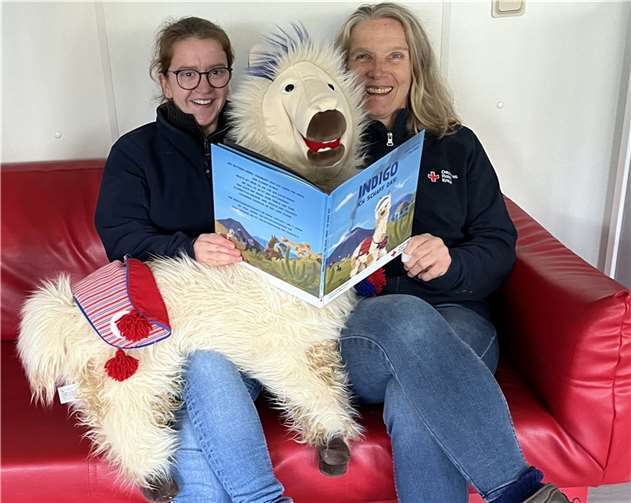 Auch Eva Grüber (li.) und Birgit Schneider-teGrotenhuis (re.) vom DRK-Beratungs- und Servicecenter Ahr haben das Alpaka Indigo sehr ins Herz geschlossen und werden in den Weihnachtsferien gemeinsam das kostenlose Resilienztraining leiten.  Foto: Astrid Zens/DRK-Kreisverband Ahrweiler e.V.