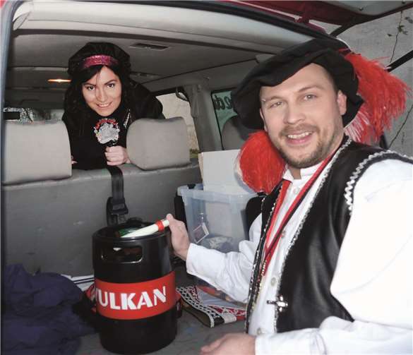 Auch Fahrerin Steffi ist beim Verstauen der Gastgeschenke in ihrem Element.