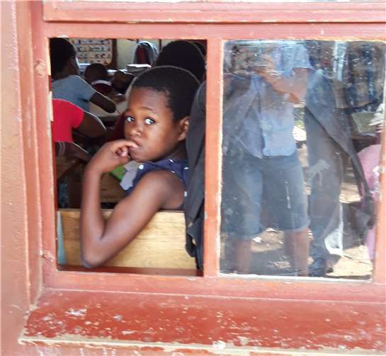 Auch Fenster der kleinen, schlecht ausgestatteten Klassenräume der Grundschule müssen dringend ersetzt werden. 