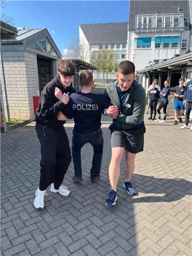 Auch Festnahmetechniken wurden erprobt. Foto: Polizeiinspektion Bad Neuenahr-Ahrweiler 
