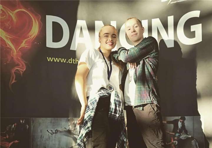 Auch Finn Debus und die Neuwiederin Theresa Gebauer räumten mit dem zweiten Platz der NRW-Meisterschaft ab.