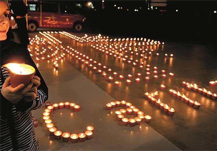 Auch Finn ließ für die Kinder im Kongo eine Kerze leuchten. privat
