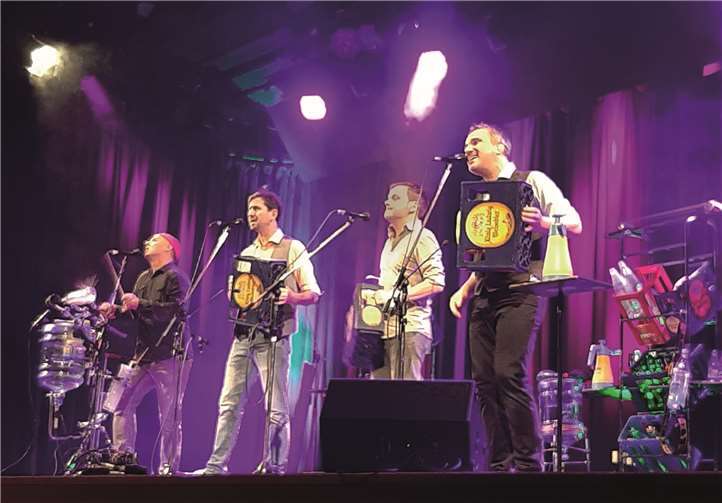 Auch Flaschenklappkästen bestimmten den Rhythmus ihrer Songs.