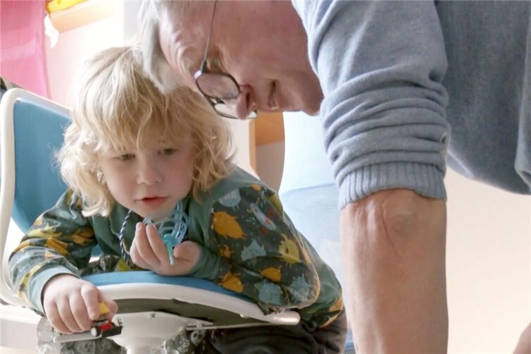 Auch Florians Bruder Joris wird durch den Ehrenamtlichen der Deutschen Kinderhospiz Dienste begleitet. Foto:Florian Krempel / Deutsche Kinderhospiz Dienste e.V