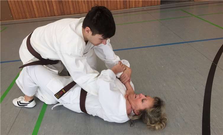 Auch Frauen lernen sich beim neuen Anfänger-Lehrgang wirksam zu verteidigen. Privat