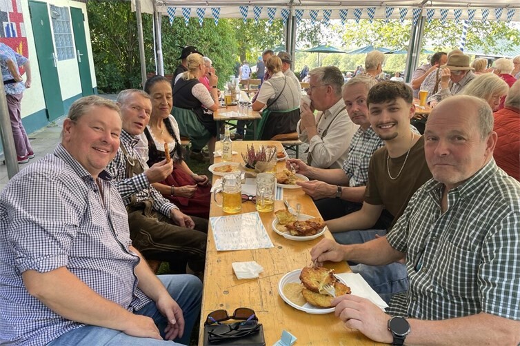 Auch Gäste aus der Nachbarschaft ließen es sich beim Oktoberfest an der Erler Berghütte schmecken.