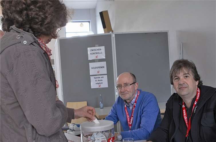 Auch Geldspenden gingen in großer Zahl ein bei der Typisierungsaktion gegen Blutkrebs im Ringener Bürgerhaus.