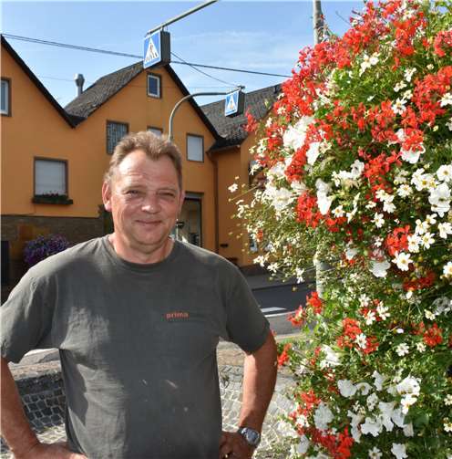 Auch Gemeindearbeiter Dirk Fußhöller ist von den neuen Blumentürmen begeistert. Fotos: hep