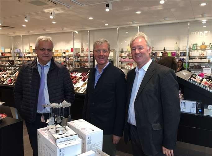 Auch Gespräche über wirtschaftliche Fragen und Problemstellungen führte Norbert Röttgen mit Inhabern der Geschäfte. Privat