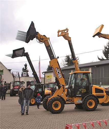 Auch Großmaschinen der Landtechnik gab es im Hof zu bestaunen.