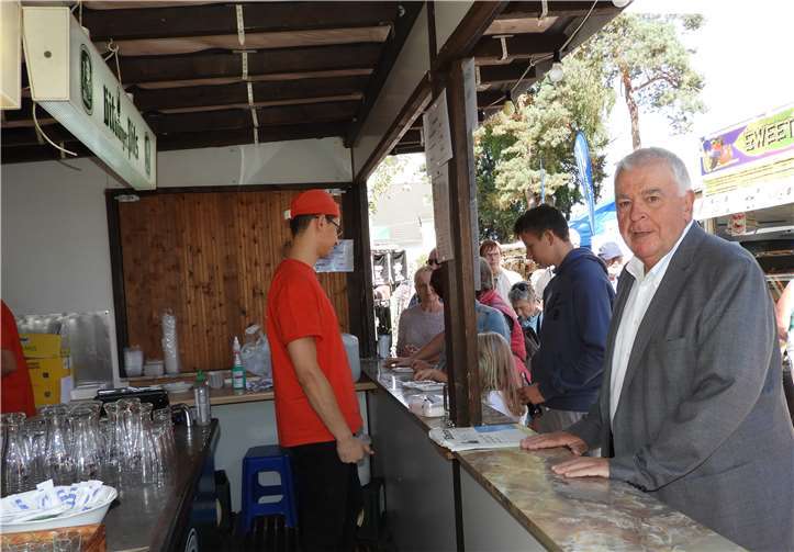 Auch Guido Ernst MdL besuchte den Zwibbelsmaat.