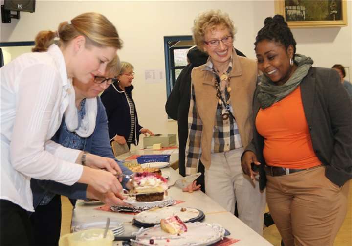 Auch Harriett Bruce Annan (r.), die Gründerin der African Angel, ließ sich den Kuchen munden.