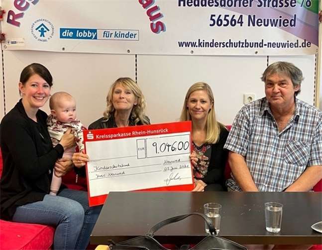 Auch Herr Stehle (l.), Leiter des Regenbogenhauses in Neuwied, freute sich sehr über den Scheck von Heidi Boos (2.v.l.) und deren Töchter Danielle (2.v.r.) und Madeleine (r.).