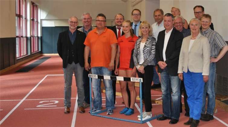 Auch Holger Klein, Trainer des SSC Karthause, begutachtete mit seiner Athletin Victoria Müller die sanierte Leichtathletik-Halle. Sylvia Schlicht